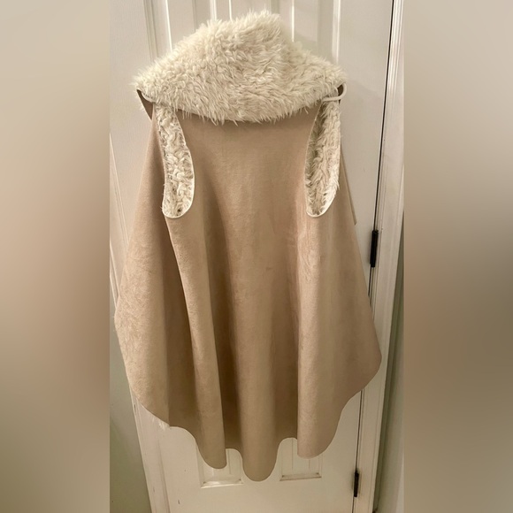 Akira Chicago Black Label Oversized Fuzzy Shawl - Picture 6 of 6